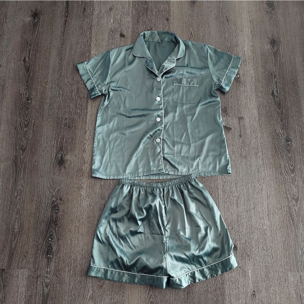 Womens Green Satin Pajamas Set, Silk Like Short Sleeve Top and Shorts - Large